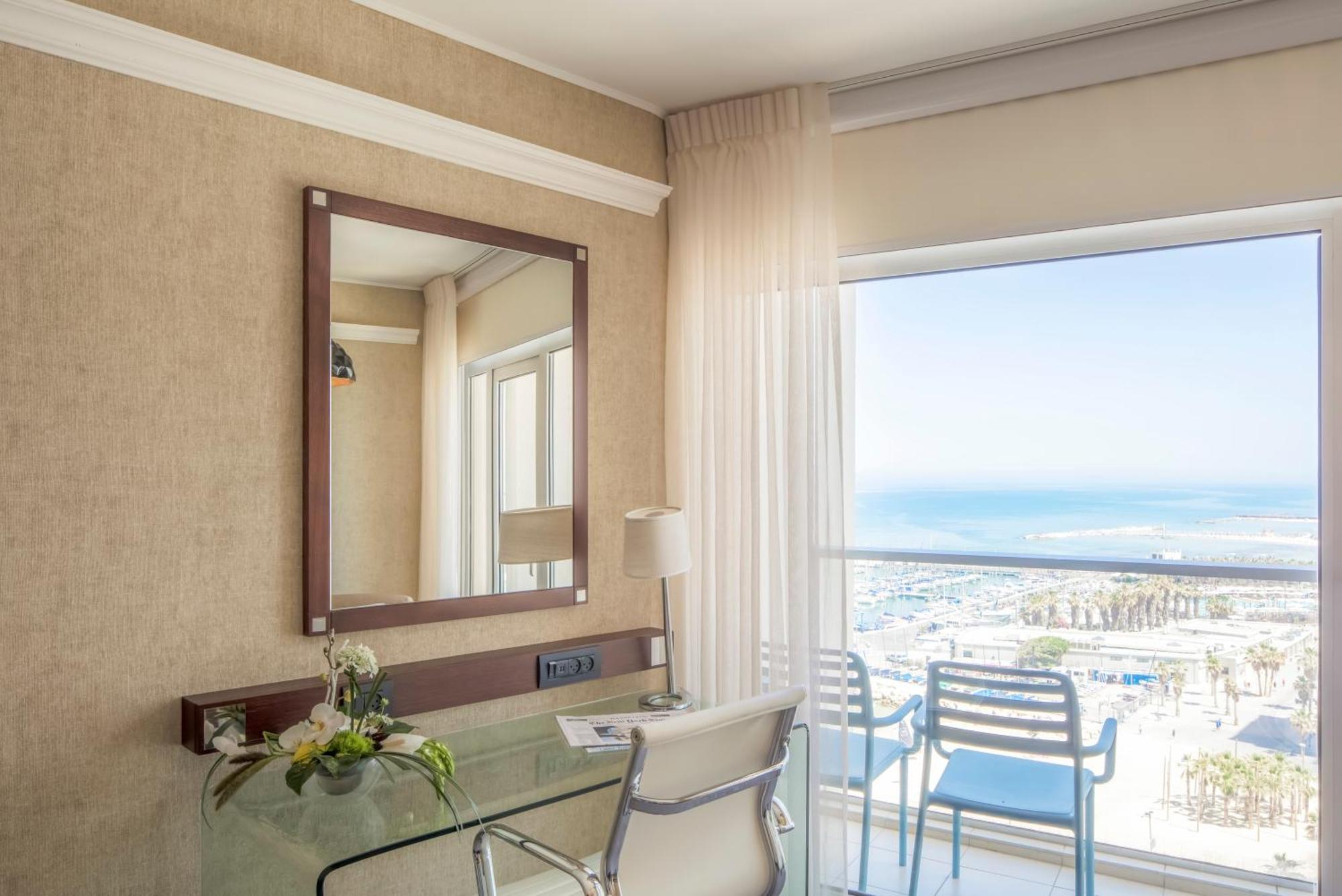 Renaissance Tel Aviv Hotel Exterior photo