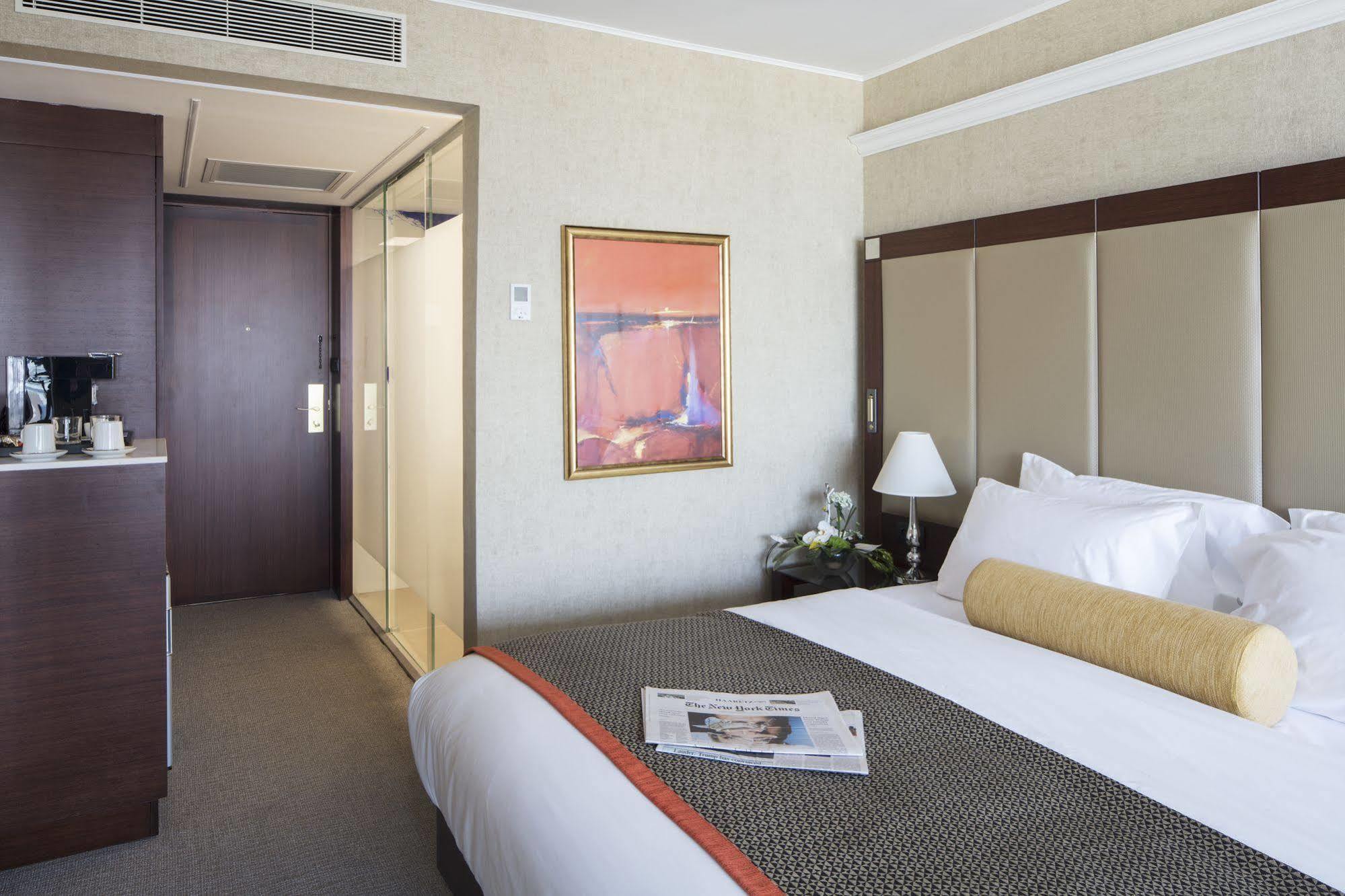 Renaissance Tel Aviv Hotel Exterior photo
